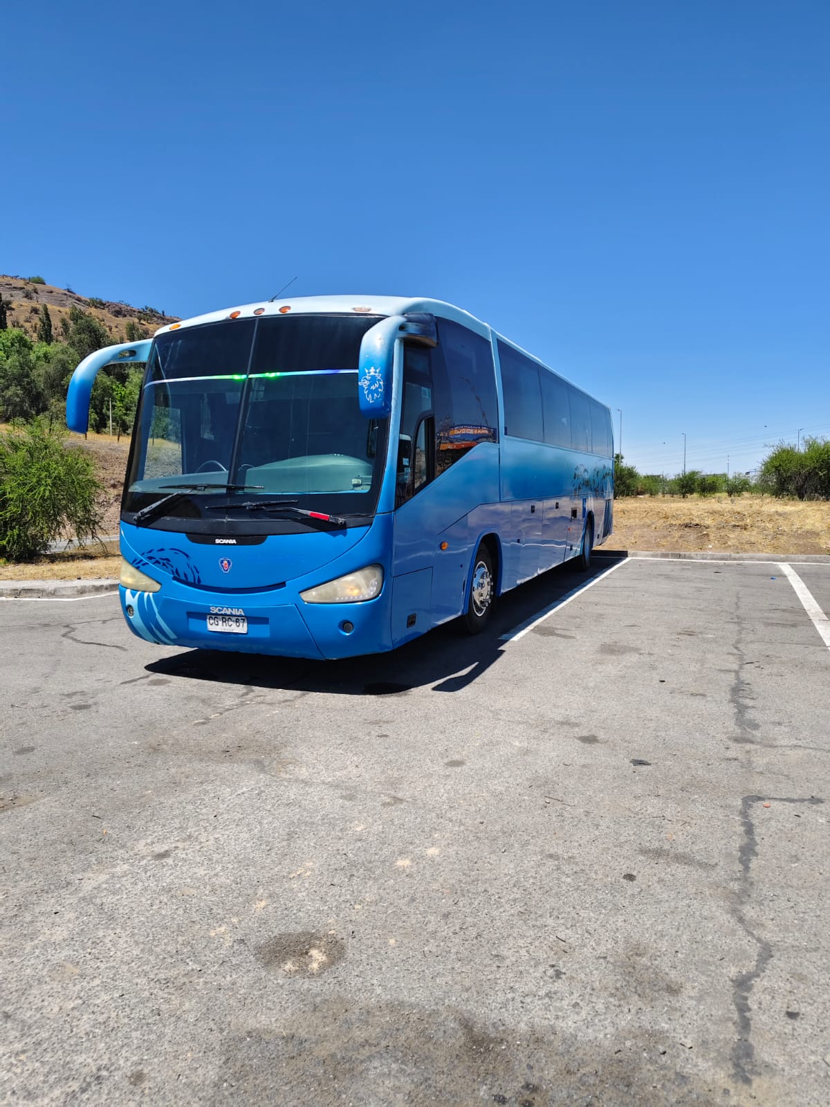Bus de Transportes Jireh estacionado, listo para un traslado corporativo