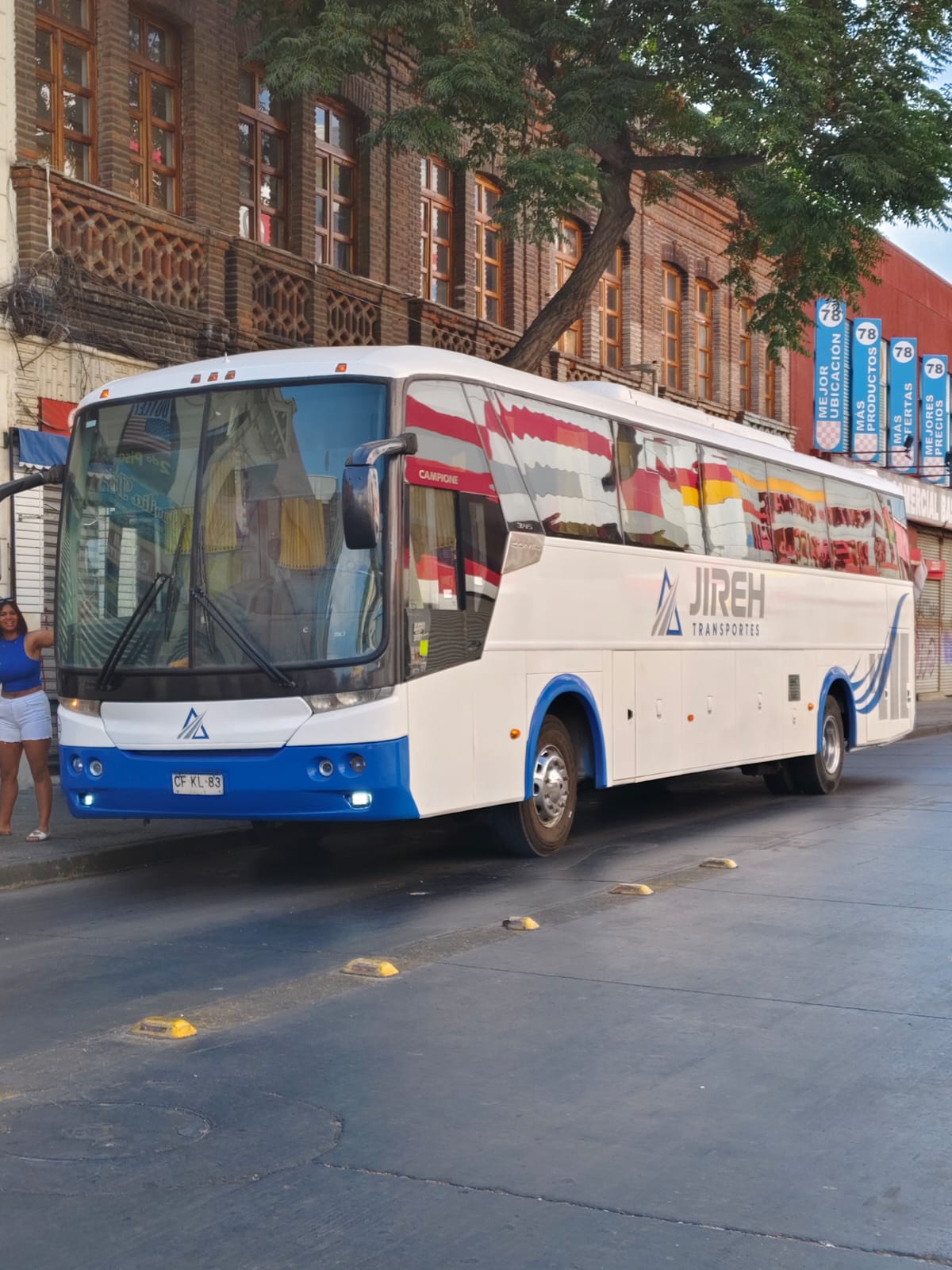 Bus de Transportes Jireh estacionado en una calle de Santiago