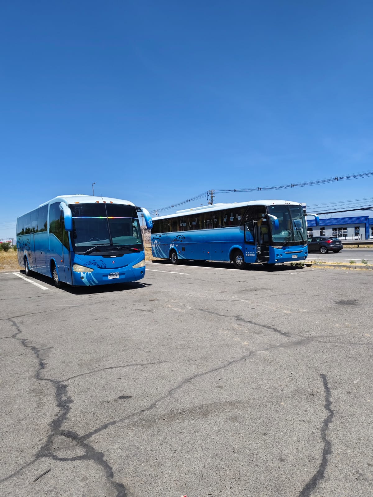 Buses de Transportes Jireh listos para salir de viaje