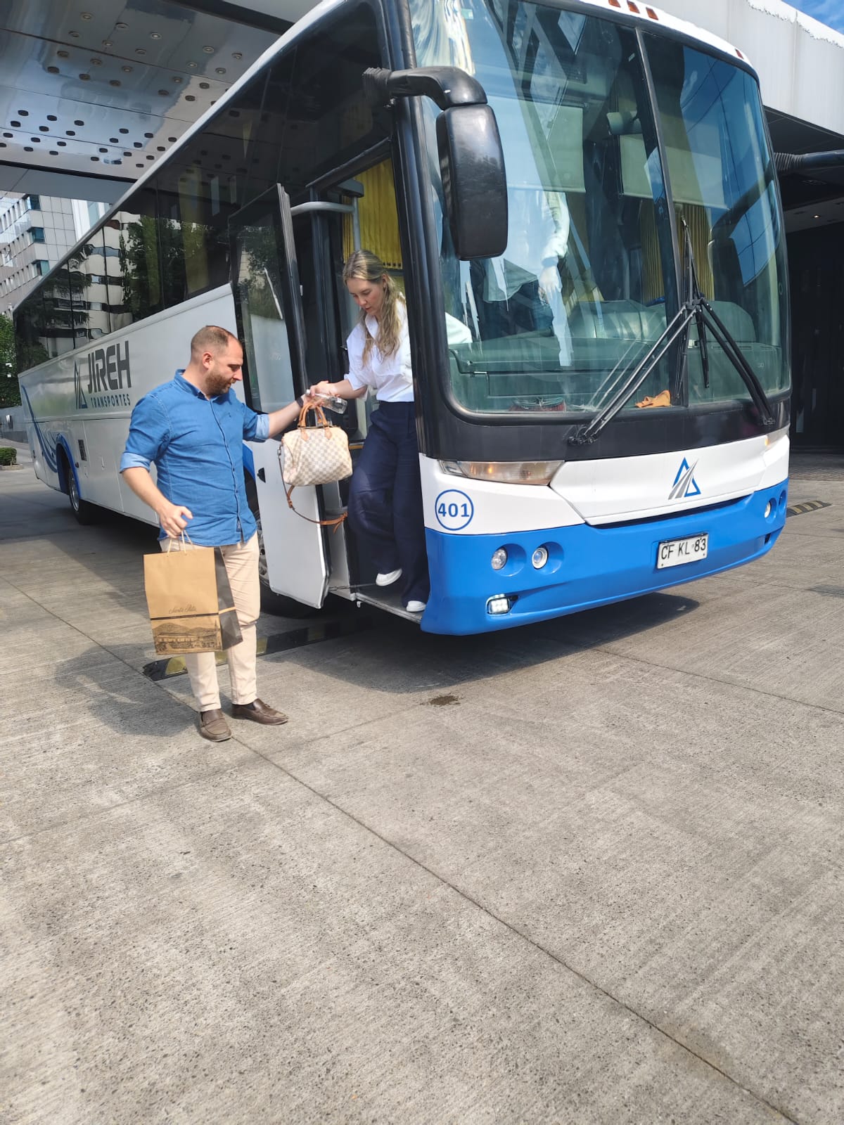 Ejecutivo descendiendo de un bus de Transportes Jireh con su equipaje
