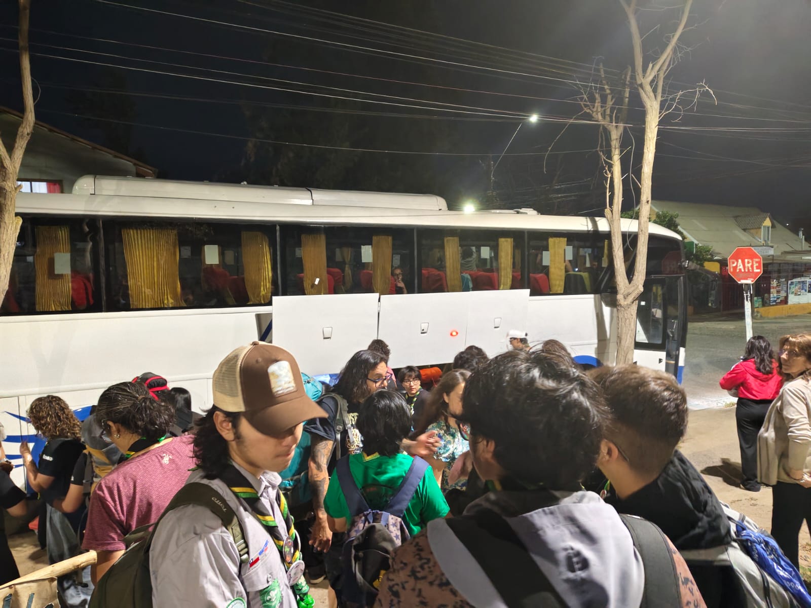 Grupo de estudiantes subiendo al bus de Transportes Jireh